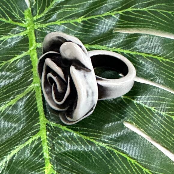 BOGO FREE Acrylic gray black rose ring size 7 - Picture 6 of 9
